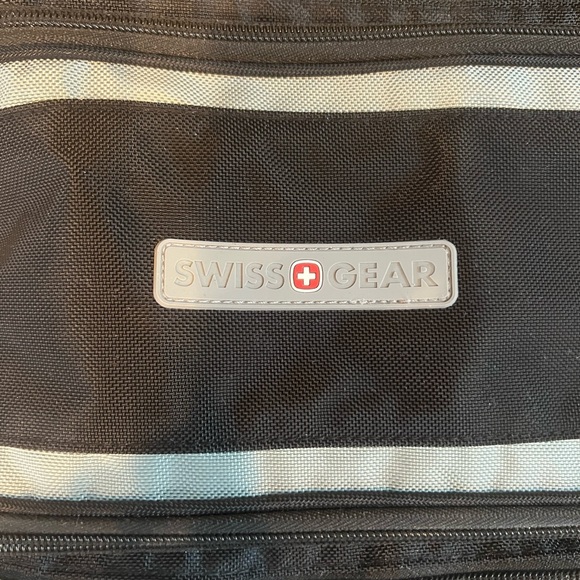 Swissgear Vertical Hanging Toiletry Kit -Like-New - Picture 12 of 13